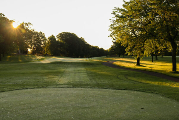 Abschlag / Tee auf Sandboden